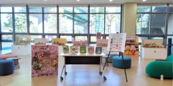3-1. 용인특례시 영덕도서관에서 책 ‘코딱지 코지의 벚꽃 소풍’ 연계 전시를 연다.jpg