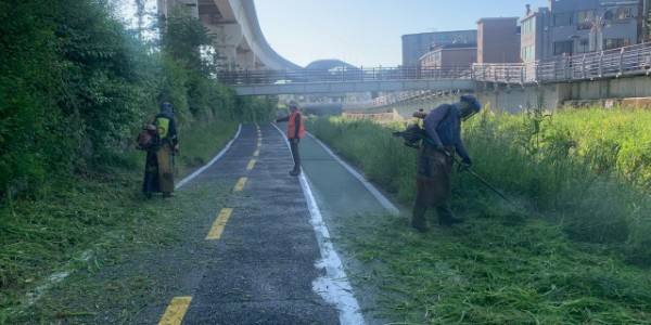 3. 용인특례시 처인구가 주요 하천 산책로 제초작업 진행한다.jpg