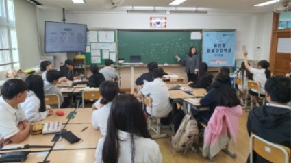 5. 지난 8일 포곡중학교 학생을 대상으로 마을자치학교 프로그램을 진행했다.jpg