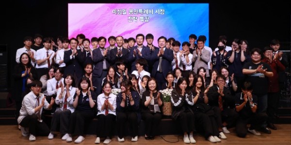 1-1. 이상일 용인특례시장이 지난 17일 용인글로벌기독학교에서 학생들에게 진로 특강을 진행했다..jpg