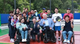 3-1. 이상일 용인특례시장이 지난 17일 처인구 역북동 공공체육시설을 방문해 피클볼 회원들과 의견을 나눴다..jpg