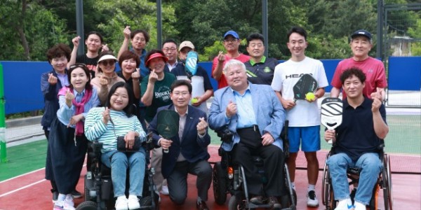 3-1. 이상일 용인특례시장이 지난 17일 처인구 역북동 공공체육시설을 방문해 피클볼 회원들과 의견을 나눴다..jpg