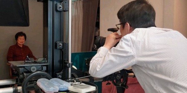 5-1. 중앙동 사랑회와 주민자치위원회가 어르신 장수사진 촬영을 진행했다..jpg