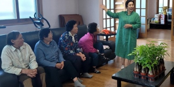 6-1. 백암면이 경로당 어르신을 대상으로 원예 프로그램을 진행한다..jpg