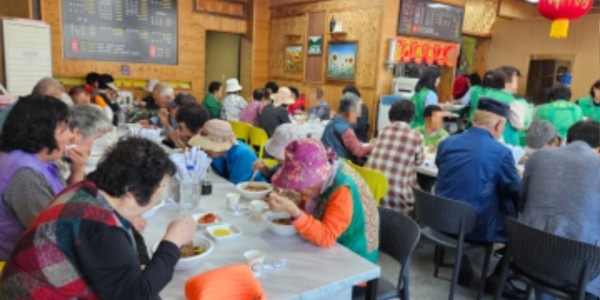 7-1. 중식당 자양성에서 모현읍 어르신 400명을 초청해 공연과 식사를 대접했다..jpg