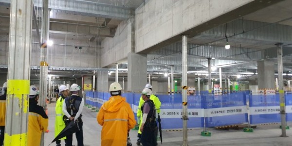 6. 지난 해 공동주택 점검하는 장면.jpg