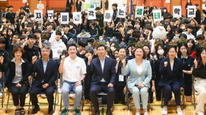 1-2. 이상일 용인특례시장이 22일 흥덕중학교에서 ‘기후 위기 대응과 남극 이야기’를 주제로 특강을 한 뒤 학생들과 교직원 등과 기념촬영을 하고 있다..jpeg