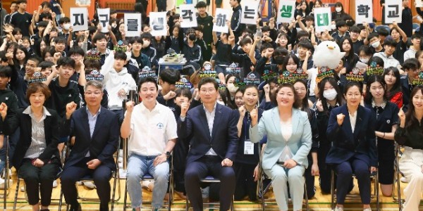 1-2. 이상일 용인특례시장이 22일 흥덕중학교에서 ‘기후 위기 대응과 남극 이야기’를 주제로 특강을 한 뒤 학생들과 교직원 등과 기념촬영을 하고 있다..jpeg