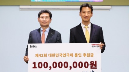 10. _제42회 대한민국연극제 용인 후원금 전달식_에 참석한 이상일 용인특례시장(왼쪽)과 박종복 NH농협은행 용인시지부장(오른쪽).jpg