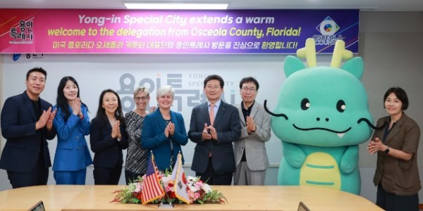 4. 이상일 용인특례시장이 23일 미국 플로리다주 오세올라 카운티 대표단과 간담회 후 기념촬영을 하고 있다.JPG