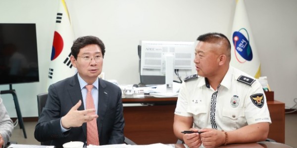 1. 이상일 용인특례시장이 23일 용인동부서 관계자와 교통 현안에 대해 상의하고 있다.JPG