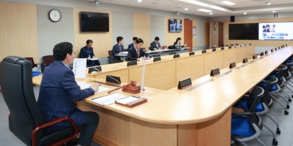 1-1. 전국대도시시장협의회장인 이상일 용인특례시장이 용인시청 영상회의실에서 전국대도시시장협의회 소속 시장들과 화상회의를 하고 있는 모습..jpeg