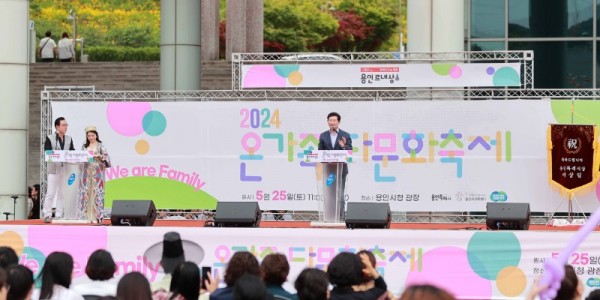 3-2. 지난 24일 열린 기흥노인복지관 개관9주년기념 기흥효행복드림 행사에서 축사하고 있는 이상일 용인특례시장.JPG