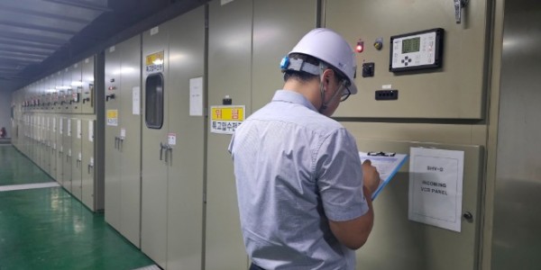 1-1. 시 관계자가 전력공급 설비를 점검하고 있다.jpg