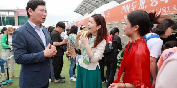 1-1. 지난 25일 용인특례시청 하늘광장에서 열린 ‘2024 온가족 다문화 축제 We are Family’에서 시민들과 인사를 나누고 있는 이상일 시장.JPG