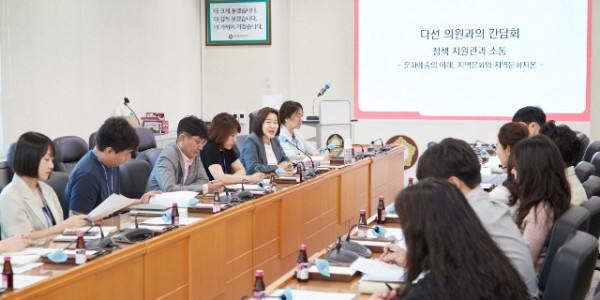 20240527 용인특례시의회 김희영 부의장, 다선의원-의회 정책지원관과 간담회 개최(3).jpg