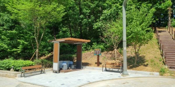 1-1. 동산근린공원에 새로 설치된 세족장과 시민 편의 시설..jpg