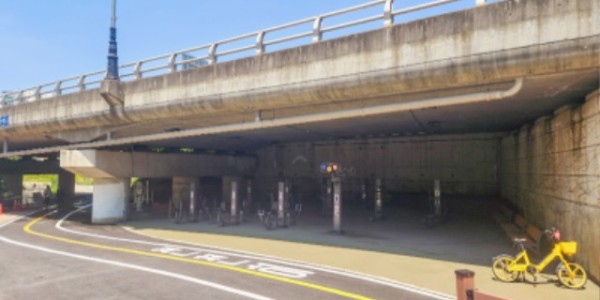 6. 기흥구는 탄천 구성1교(언남동 456-8번지 일대) 하부에 시민들을 위한 편의 공간을 설치했다.jpeg