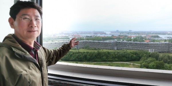 1. 전국대도시시장협의회 이상일회장(용인특례시장)이 아마게르 바케 소각장에서 불과 200m 떨어진 곳에 458가구가 사는 대규모 주택 단지를 가르키고 있다..jpg