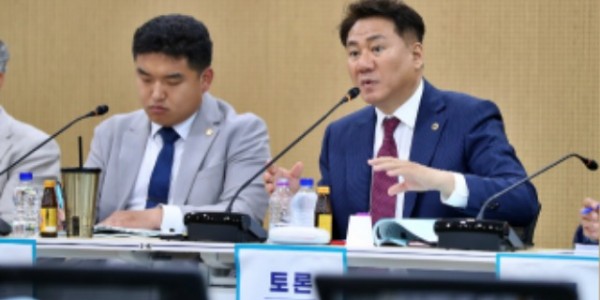 240530 오준환 의원, 의왕시 마을버스 운수종사자 처우개선 위한 토론자로 나서.jpg