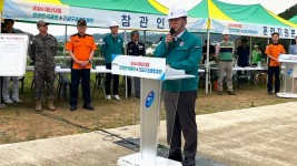 4-1. 용인특례시는 여름철 집중호우를 대비해 시청 재난안전상황실과 처인구 이동읍 이동저수지에서 ‘재난 대응 안전한국훈련’을 실시했다. 사진은 황준기 제2부시장이 훈련 참자가들에게 인사말을 하는 모습..jpg