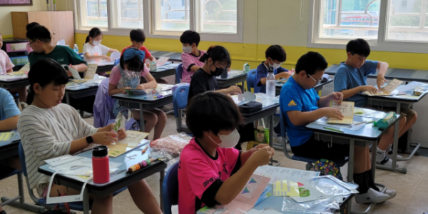 5. 용인특례시가 초등생 대상 인구교육 교재를 배부했다. 사진은 지난해 청곡초 5학년 학생들이 시가 만든 교재로 인구교육을 진행하는 모습..png