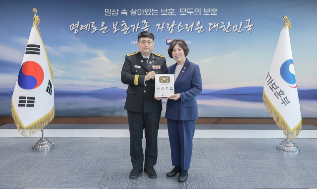 (사진자료)공병삼+소방위(왼쪽)와+강정애+국가보훈부+장관(1).png