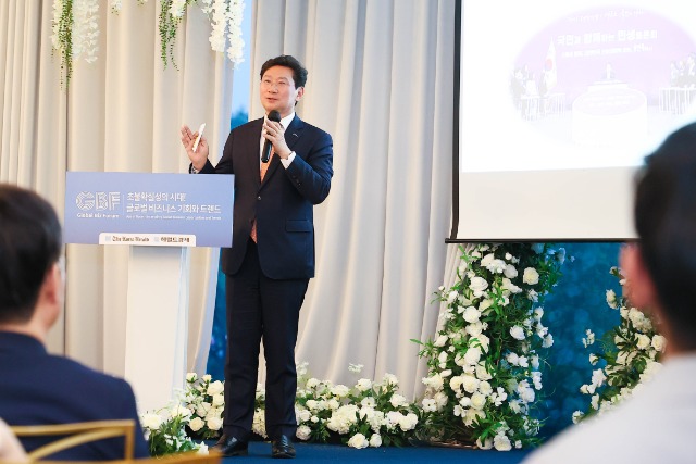 7-1. 지난 5일 서울 마리나파크에서 열린 헤럴드 글로벌 비즈포럼에 참석해 특강을 하고 있는 이상일 용인특례시장.jpg