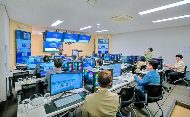 4. 용인특례시 미래기술학교 사업지인 경희대학교 메타버스 실습실에서 수강생들이 수업을 받고 있다.jpg