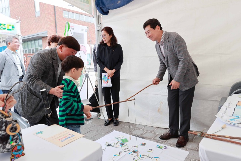 9-2. 이상일 용인특례시장이 환경교육박람회에 참가한 한 어린이와 체험부스에서 멸종위기동물을 구하는 체험 활동을 하고 있는 모습..JPG