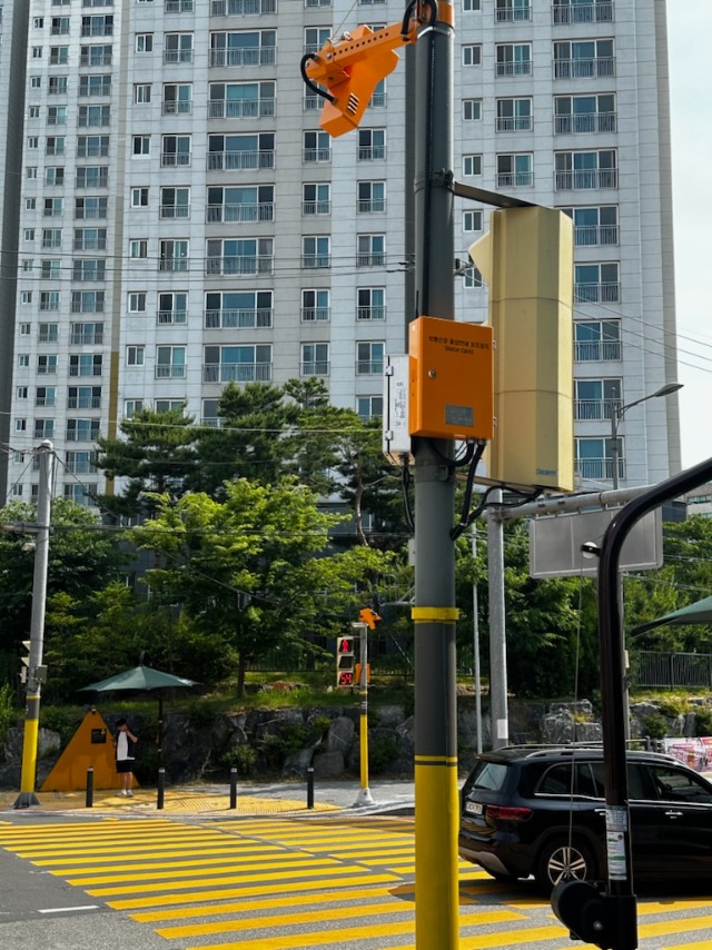 8-1. 기흥구 서농동이 어린이들의 안전한 통행을 위해 어린이 보호구역 3곳에 '보행신호 음성안내 보조장치'를 설치했다.jpg