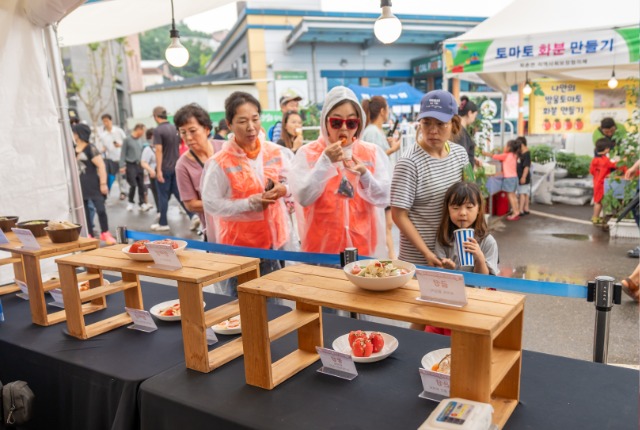 (사진자료)퇴촌토마토축제에+간+김치，+‘나만의+김치+알려라’+(4).jpg