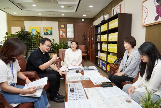 20240627 의원연구단체 용인, 역사종교문화 여행의 시작, 수원교구 신부와의 만남 가져(1).jpg