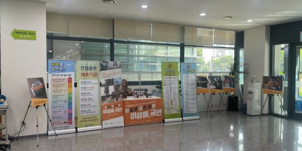 4-1. 수지구보건소는 지난달 31일 금연의 날을 맞아 1층 보건소 로비에서 흡연의 위해성을 알리는 캠페인을 열고 찾아가는 이동 금연 틀리닉을 진행했다..jpg