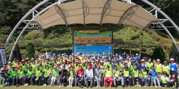 4-2. 이상일 용인특례시장이 3일 용인그린대학 동문회 워크샵에서 참가자들과 기념촬영을 하고 있다.JPG