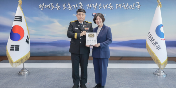 (사진자료)공병삼+소방위(왼쪽)와+강정애+국가보훈부+장관(1).png