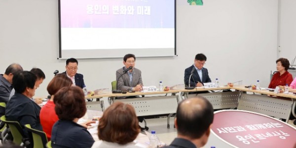 4-1. 이상일 용인특례시장이 4일 기흥구 동백1동 주민 소통간담회에서 인사말을 하고 있다.JPG