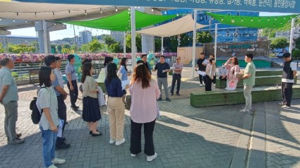 2. 용인특례시는 지난 4일 중앙동 도시재생사업 추진 간담회를 갖고 시장 놀이광장, 경안천 수변문화 광장 등을 주로 이용할 관계 기관 의견을 듣고 현장을 점검했다..jpg