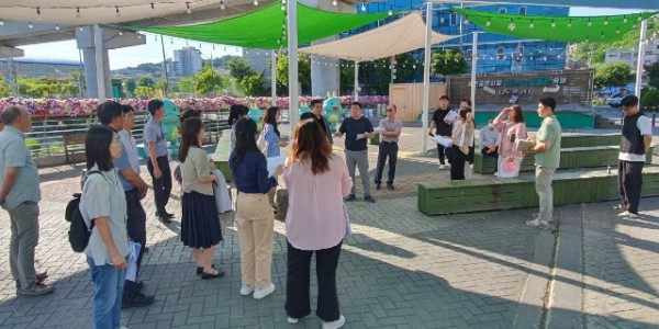 2. 용인특례시는 지난 4일 중앙동 도시재생사업 추진 간담회를 갖고 시장 놀이광장, 경안천 수변문화 광장 등을 주로 이용할 관계 기관 의견을 듣고 현장을 점검했다..jpg