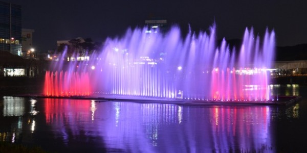 3-1.시원한 물줄기를 내뿜고 있는 기흥구 동백호수공원 음악분수의 아름다운 야경.JPG