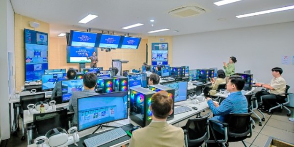 4. 용인특례시 미래기술학교 사업지인 경희대학교 메타버스 실습실에서 수강생들이 수업을 받고 있다.jpg