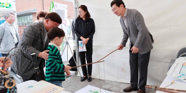 9-2. 이상일 용인특례시장이 환경교육박람회에 참가한 한 어린이와 체험부스에서 멸종위기동물을 구하는 체험 활동을 하고 있는 모습..JPG