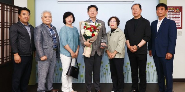 11. 이상일 용인특례시장이 7일 용인8구역 주택재개발정비사업조합원들에게 감사패를 받았다.jpg