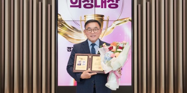 20240607 용인특례시의회 윤원균 의장, 경기도시·군의회의장협의회 특별공로패 수상.jpg