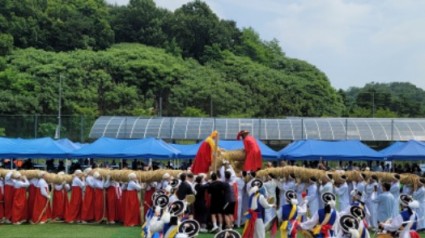 5. 지난 9일 상현레스피아 축구장에서 ‘제7회 수지구민 독바위 민속줄다리기 한마음 축제’가 개최됐다.jpg