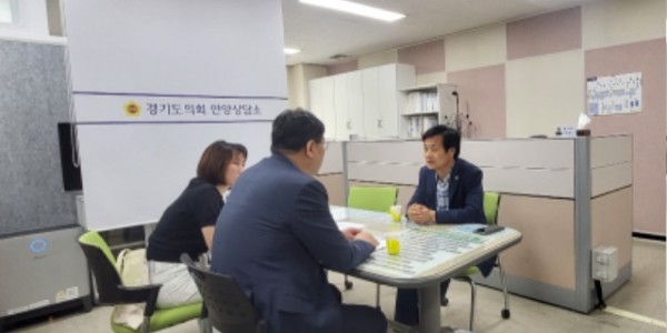 240610 문형근 의원, 안전취약계층 개폐형 방법창 설치 관련 보고 받아.jpg