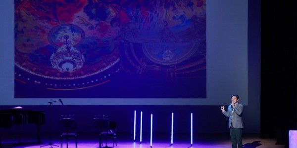 8-1. 이상일 용인특례시장이 마르크 샤갈이 그린 파리 오페라극장 천장화 꿈의 꽃다발에 대해 설명하고 있는 모습.jpg