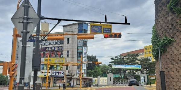 1-1. 기흥구 마북동 마북초등학교 사거리에 설치된 우회전 안내전광판.jpg