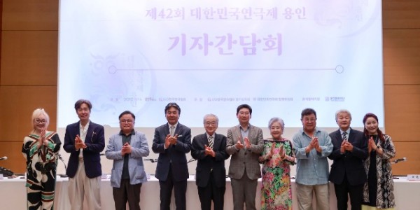 7-1. 11일 용인문화예술원 국제회의실에서 열린 제42회 대한민국연극제 용인 기자간담회에 참석한 이상일 용인특례시장과 이순재 명예대회장, 홍보대사들의 모습.JPG