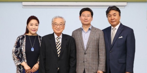 1-3. 11일 용인특례시청 시장실에서 열린 _제42회 대한민국연극제 용인_ 홍보대사 위촉식 참석자들의 모습. (왼쪽부터 배우 이태원, 이순재 명예대회장, 이상일 용인특례시장, 박영규 배우).jpg